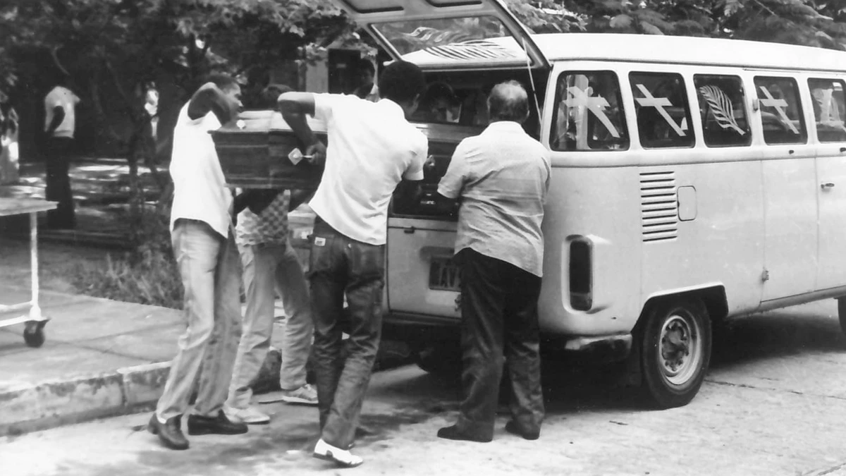 Corpos são levados por Carlos Catela/Arquivo CORREIO