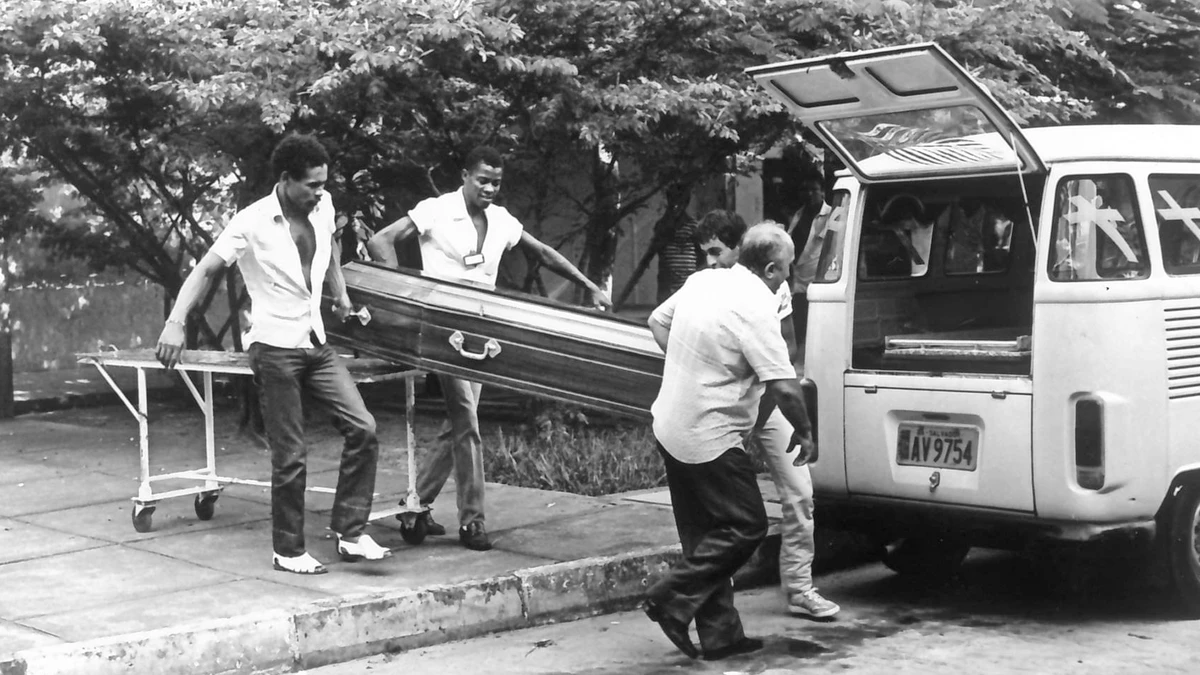 Corpos são levados por Carlos Catela/Arquivo CORREIO