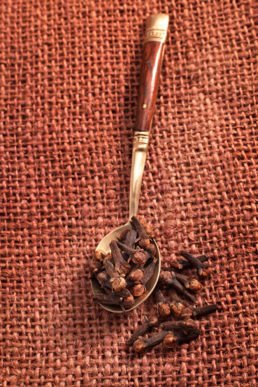 Inserir o cravo na rotina, mesmo que em pequenas doses, torna-se um hábito de cuidado diário simples de ser adotado por Reprodução | Freepik