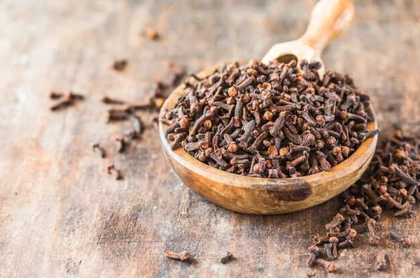 Inserir o cravo na rotina, mesmo que em pequenas doses, torna-se um hábito de cuidado diário simples de ser adotado por Reprodução | Freepik