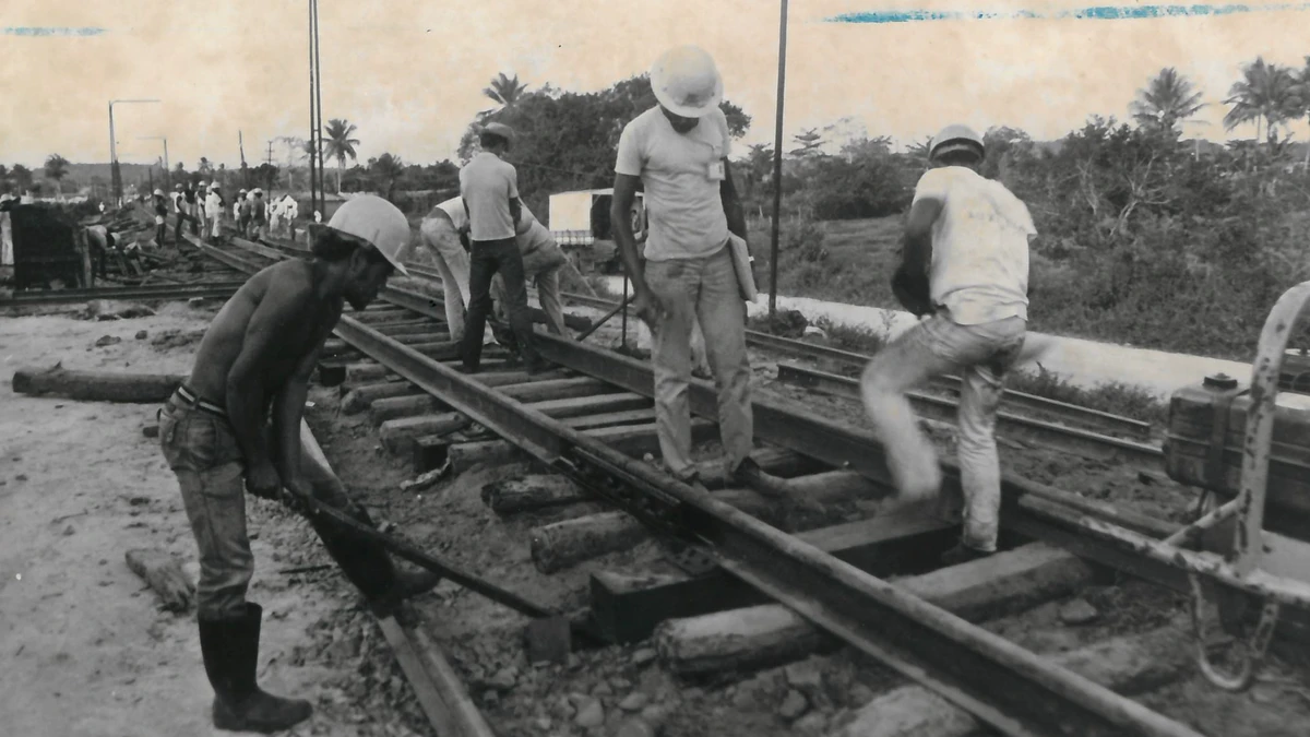 Homens nos trilhos por Antenor Pereira/Arquivo CORREIO