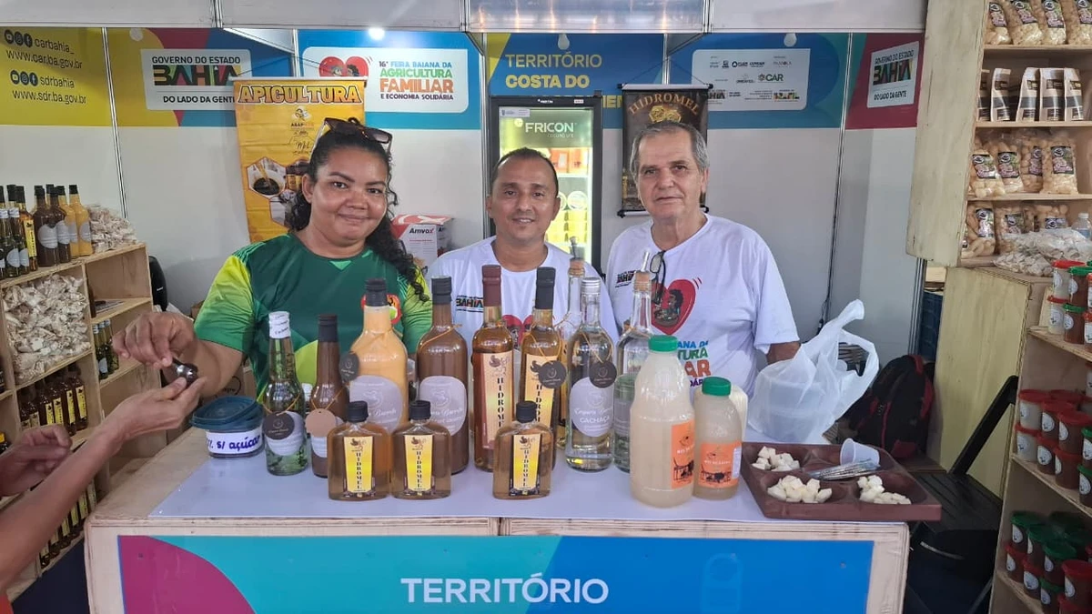 Jean Roberto (centro) tem o mel como carro chefe da sua produção por Gilberto Barbosa/CORREIO