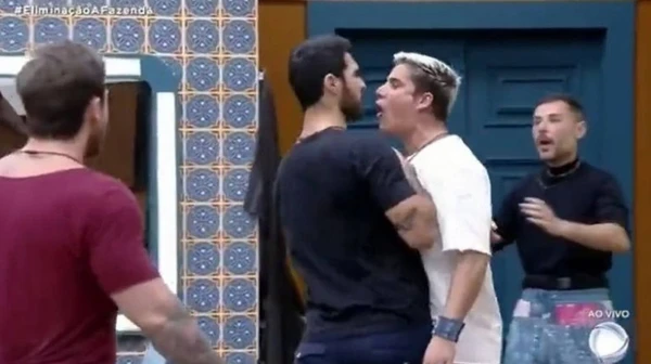 Shayan Haghbin e Tiago Ramos foram expulsos de "A Fazenda 14" por agressão que incluiu empurrões, cotoveladas e ameaças com uma garrafa por Record/Reprodução