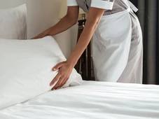 Imagem - O truque por trás de deixar sempre uma garrafa de água debaixo da cama do hotel