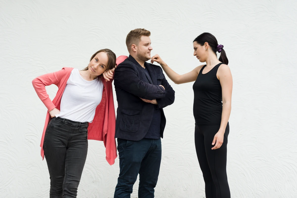 Pesquisadora Alessandra Tanesini explica que, em muitos casos, indivíduos arrogantes se comportam como se tivessem prerrogativas exclusivas por Reprodução | Freepik