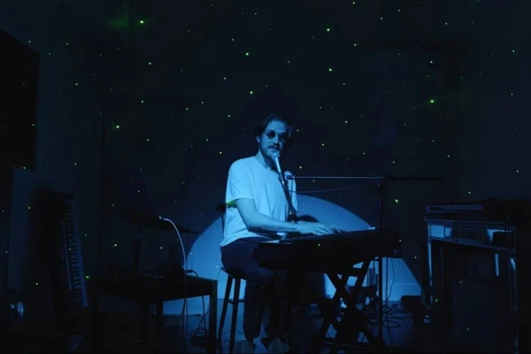 Bo Burnham: Inside - 88 minutos por Reprodução