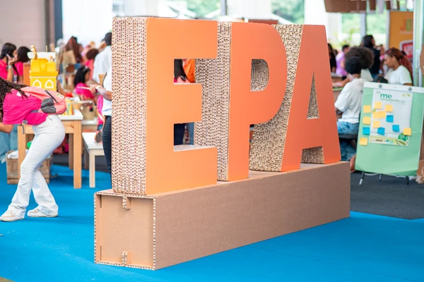 Cenografia em Ecoboard por divulgação