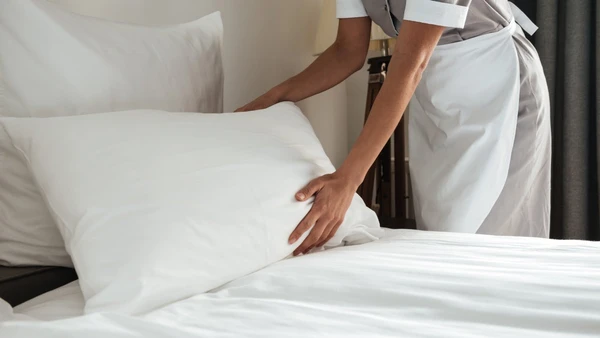 Entenda a lógica simples e genial por trás de jogar uma garrafa de água embaixo da cama do seu hotel