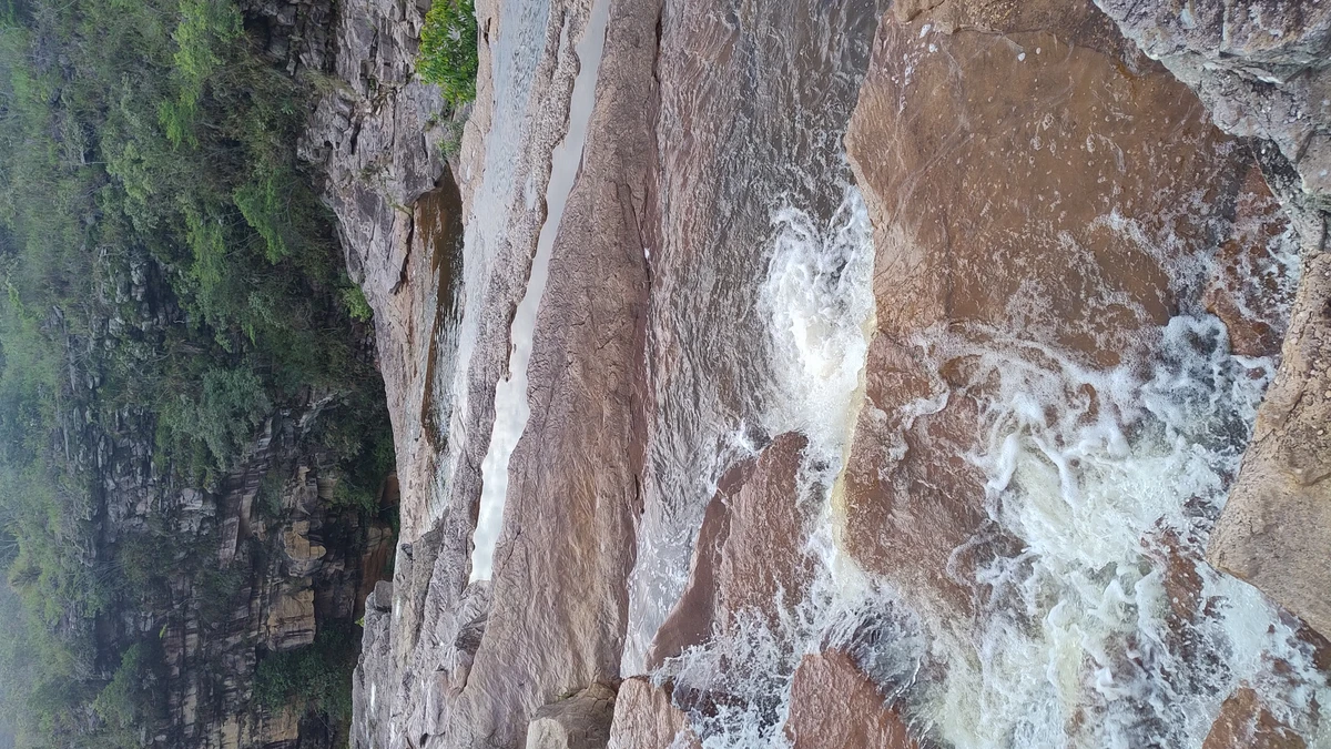 Trilha para a Cachoeira do Mosquito, que recebe este nome por conta dos pequenos diamantes que eram encontrados lá por Donaldson Gomes/CORREIO