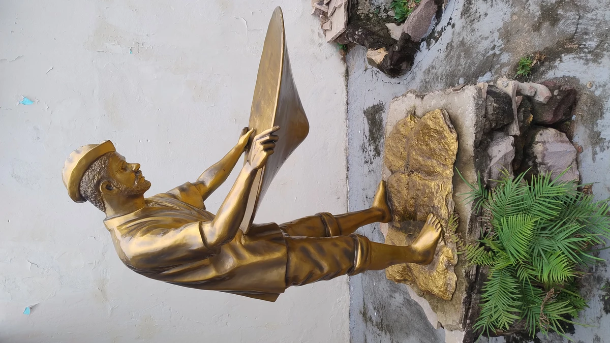 Monumento homenageia quem trabalhou no garimpo por Donaldson Gomes/CORREIO