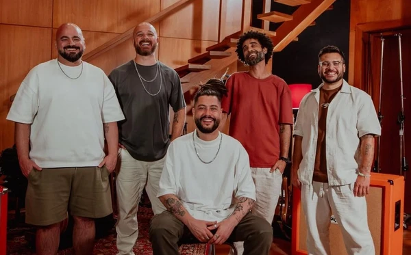 Maneva transforma silêncio em música e celebra 20 anos de carreira com a mensagem leve e afetiva de “A Paz”