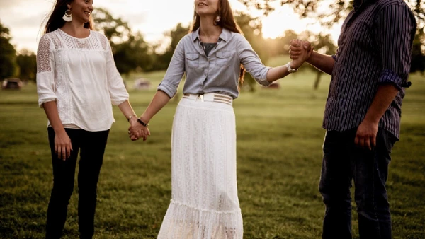 No Brasil, o casamento entre três pessoas não é permitido, mas a legislação não proíbe uniões simbólicas