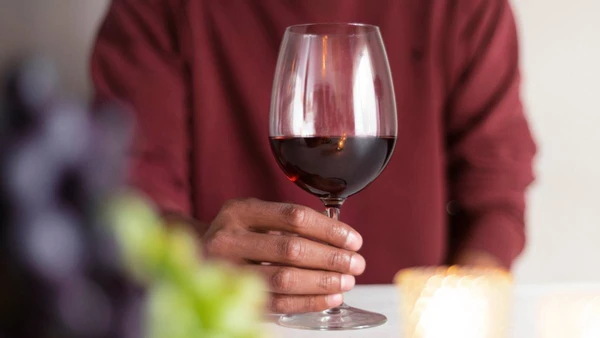 O Dr. Richard Restak compara o álcool a uma 'neurotoxina direta' que prejudica a função cerebral e a memória; o especialista revela a idade em que a eliminação total da bebida é fundamental para prevenir a Síndrome de Wernicke-Korsakoff