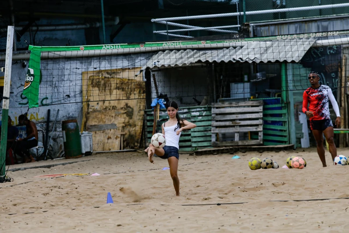 O esporte que transforma a Praia da Preguiça por Arisson Marinho