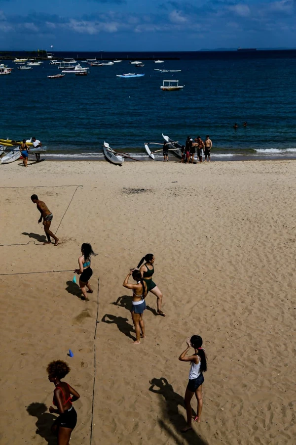 O esporte que transforma a Praia da Preguiça por Arisson Marinho