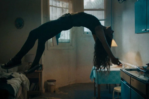 Saint Maud - 85 minutos por Reprodução