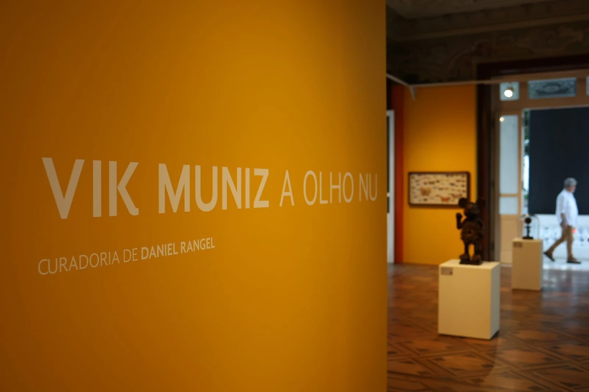 “Vik Muniz a Olho Nu” apresenta obras de 40 anos de carreira de Vik Muniz por Tati Freitas