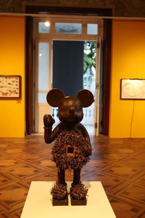 “Vik Muniz a Olho Nu” apresenta obras de 40 anos de carreira de Vik Muniz por Tati Freitas