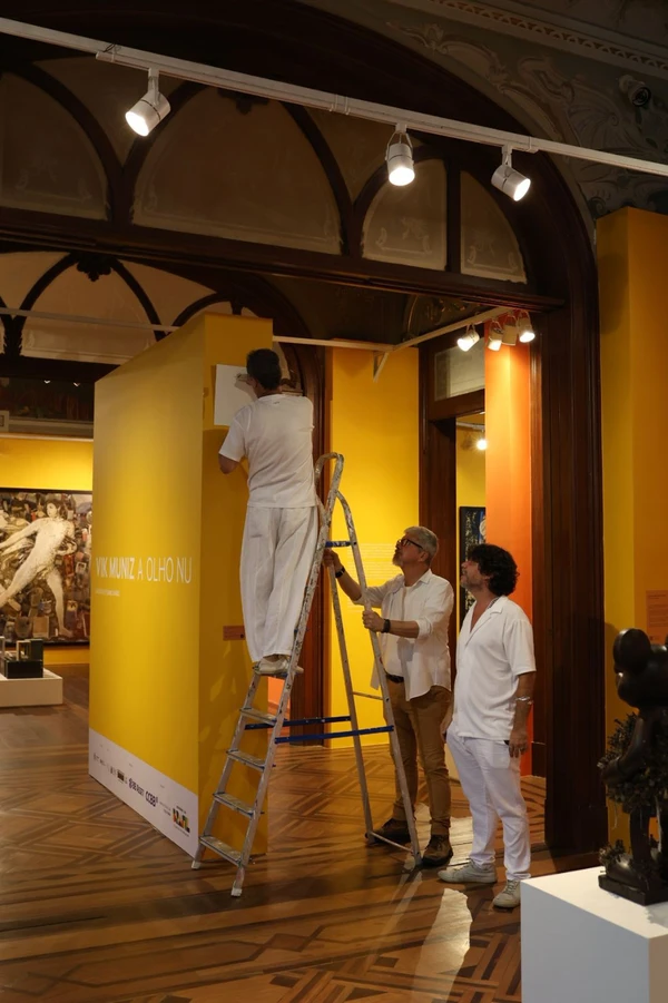 “Vik Muniz a Olho Nu” apresenta obras de 40 anos de carreira de Vik Muniz por Tati Freitas