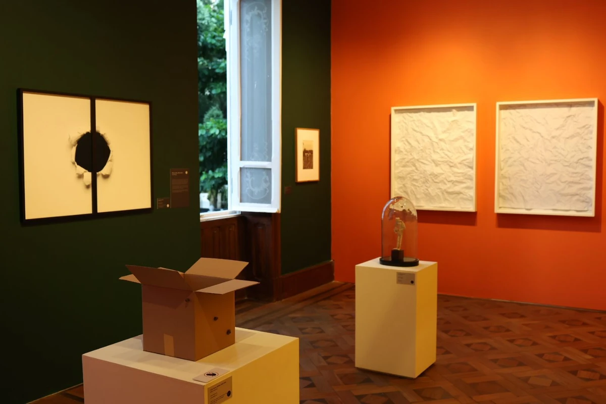 “Vik Muniz a Olho Nu” apresenta obras de 40 anos de carreira de Vik Muniz por Tati Freitas