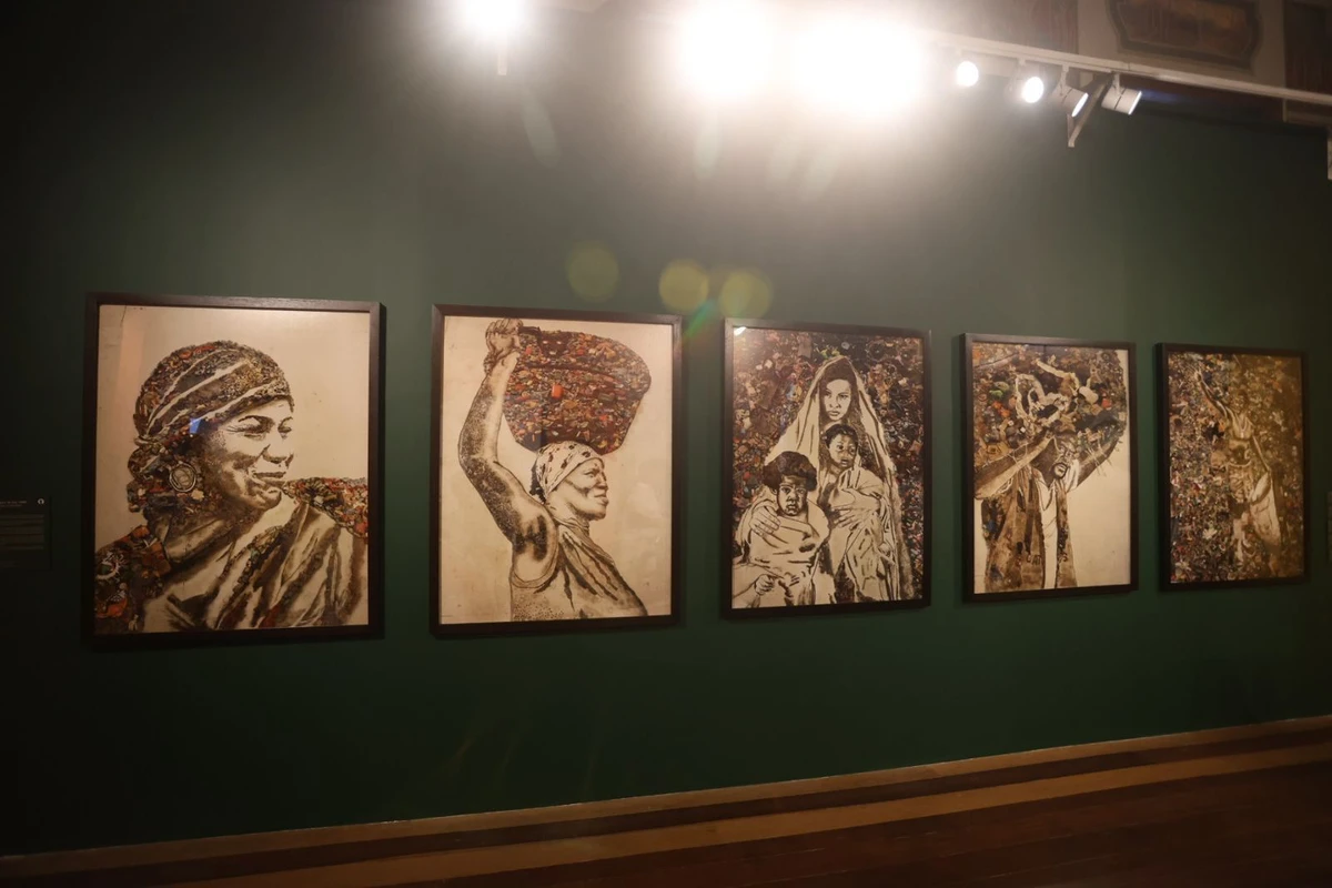 “Vik Muniz a Olho Nu” apresenta obras de 40 anos de carreira de Vik Muniz por Tati Freitas