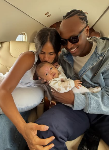 Carol Peixinho, Thiaguinho e filho Bento por Reprodução