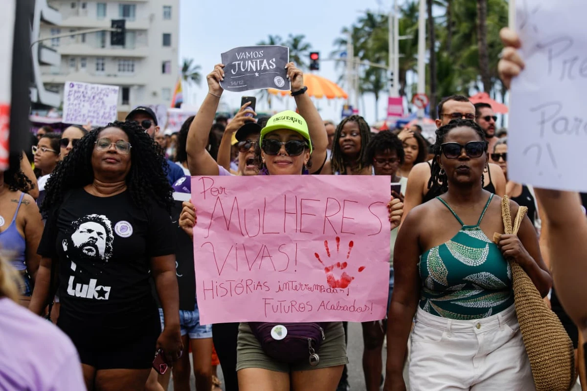 Mobilização ocupou Salvador em protesto contra a violência de gênero por Arisson Marinho/CORREIO