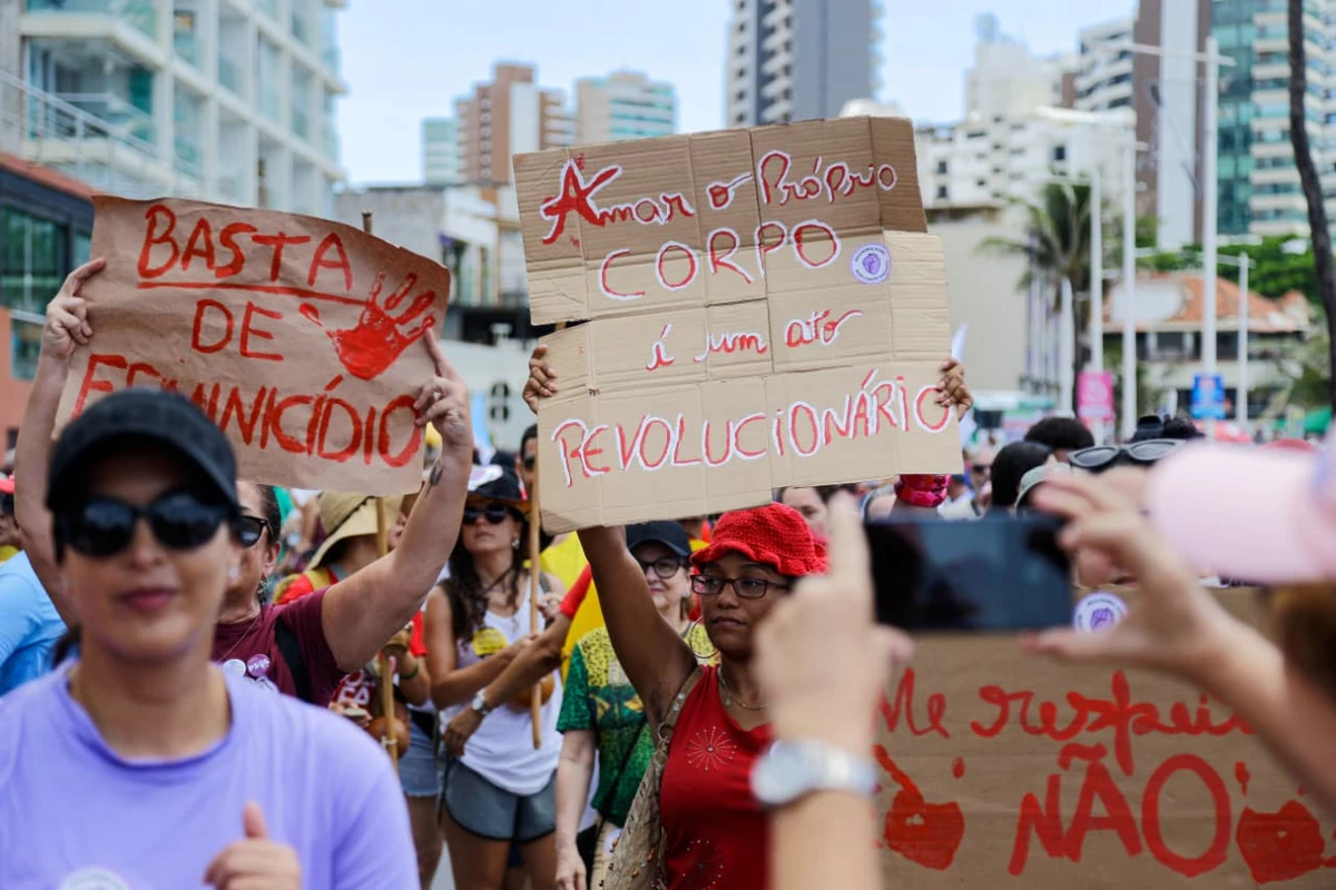 Mobilização ocupou Salvador em protesto contra a violência de gênero por Arisson Marinho/CORREIO