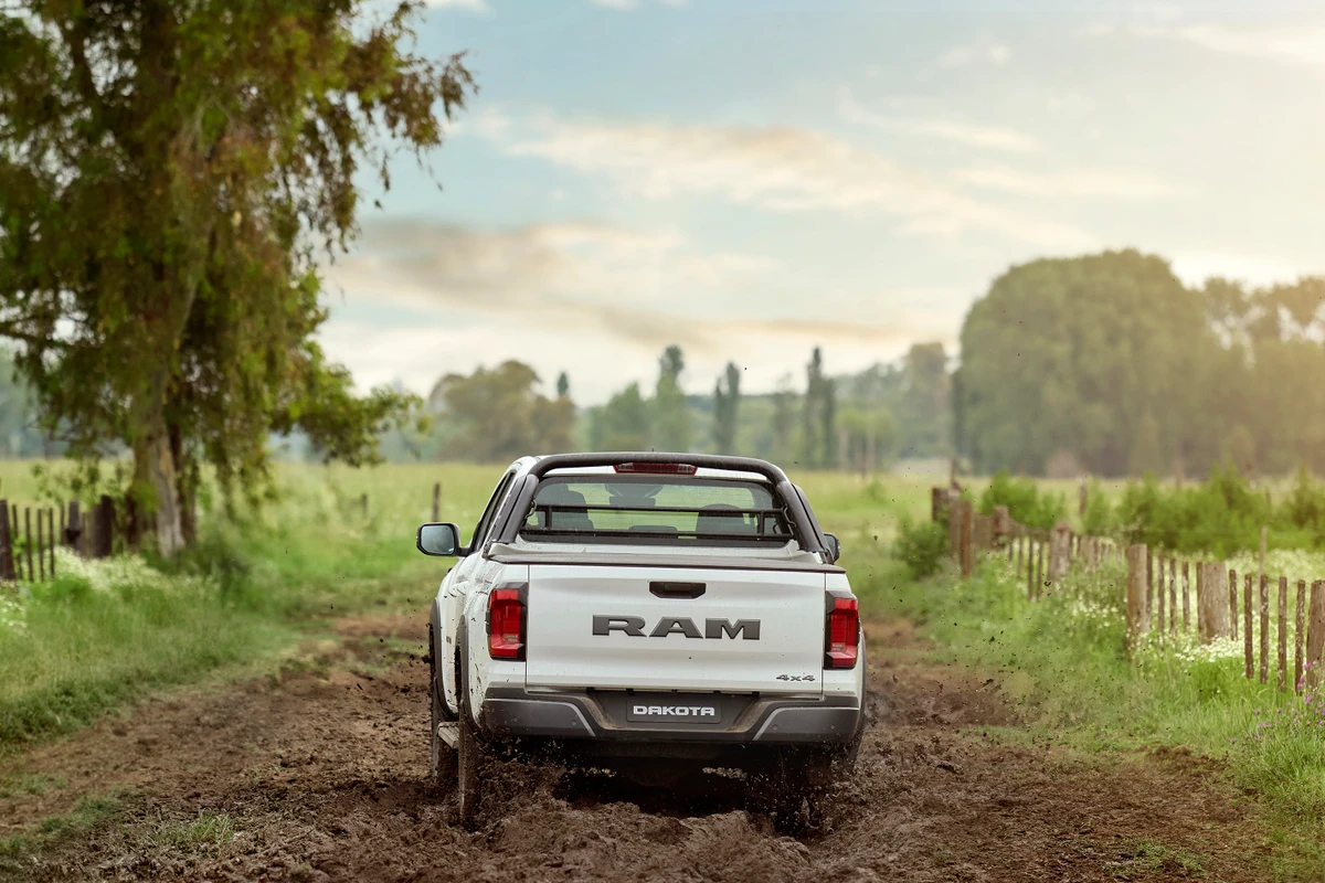  Produzida na Argentina, a picape tem 1.020 kg de capacidade de carga por Divulgação