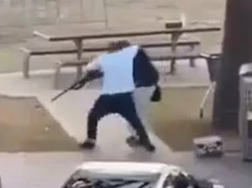 Imagem - VÍDEO: quem é o 'herói genuíno' que desarmou atirador em ataque na praia