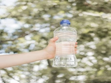 Imagem - Água em garrafas pode conter até 250 mil pedaços de microplástico, revela novo alerta