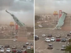 Imagem - Vídeo impressiona: réplica da Estátua da Liberdade da Havan desaba durante ventania no RS
