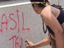 Imagem - Mulher é presa por pichar estátua durante protesto contra PL da Dosimetria