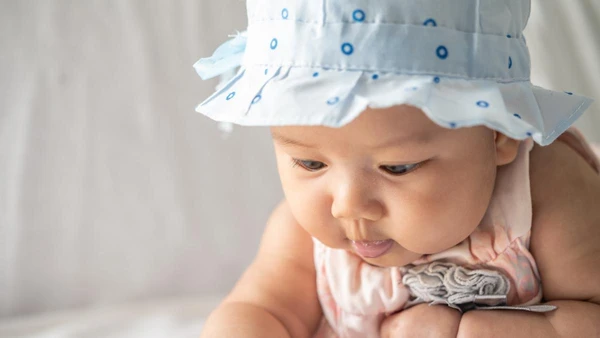 A coloração azulada pode indicar falta de oxigênio e exige avaliação rápida, principalmente se vier com falta de ar ou dificuldade para mamar