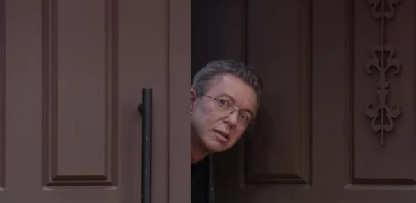 Boninho deixou os peões de 'A Fazenda 17' chocados ao invadir a sede do reality show neste domingo (14)