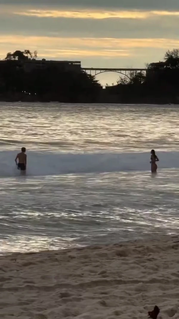 Bruna Marquezine e Shawn Mendes são vistos juntos em praia do Rio de Janeiro  por Reprodução/Redes Sociais 