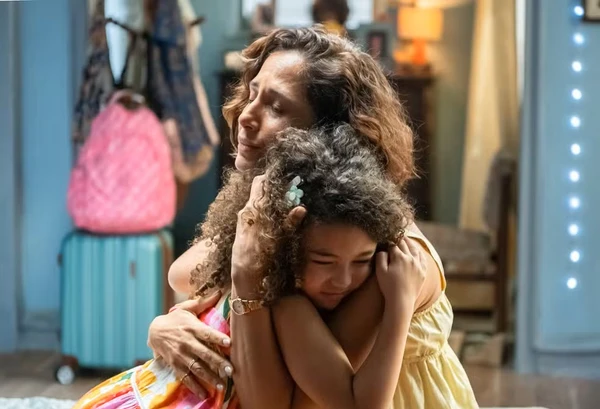 Ellen (Camila Pitanga) retorna e reencontra Sofia (Elis Cabral) em 