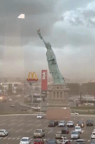 Estátua da Havan cai após fortes rajadas  de vento no Rio Grande do Sul por Reprodução