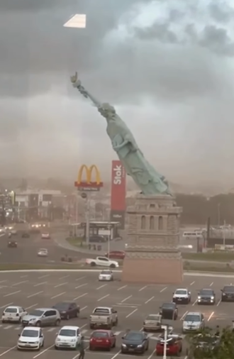 Estátua da Havan cai após fortes rajadas  de vento no Rio Grande do Sul por Reprodução