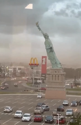 Estátua da Havan cai após fortes rajadas  de vento no Rio Grande do Sul por Reprodução