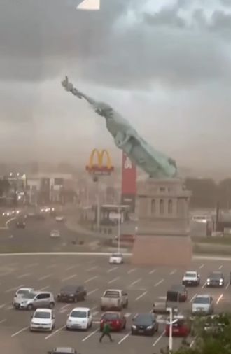 Estátua da Havan cai após fortes rajadas  de vento no Rio Grande do Sul por Reprodução