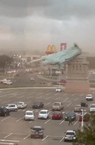 Estátua da Havan cai após fortes rajadas  de vento no Rio Grande do Sul por Reprodução
