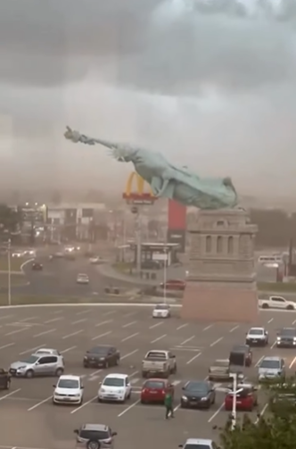 Estátua da Havan cai após fortes rajadas  de vento no Rio Grande do Sul por Reprodução