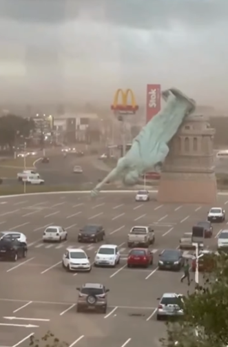 Estátua da Havan cai após fortes rajadas  de vento no Rio Grande do Sul por Reprodução