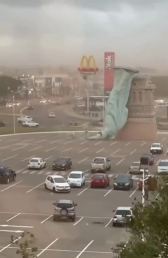 Estátua da Havan cai após fortes rajadas  de vento no Rio Grande do Sul por Reprodução