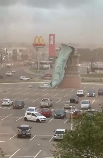 Estátua da Havan cai após fortes rajadas  de vento no Rio Grande do Sul por Reprodução