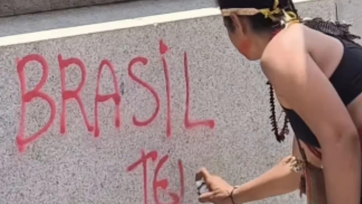 Mulher foi presa após pichar monumento em BH