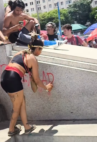 Mulher foi presa após pichar monumento em BH por Reprodução