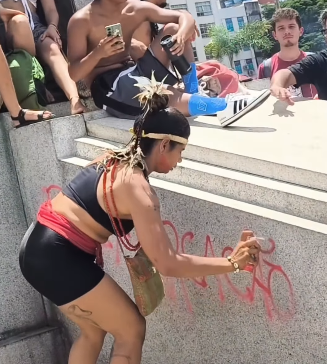 Mulher foi presa após pichar monumento em BH por Reprodução