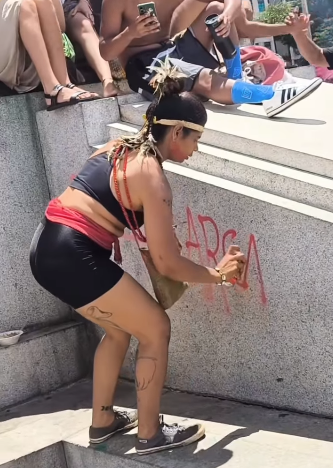 Mulher foi presa após pichar monumento em BH por Reprodução